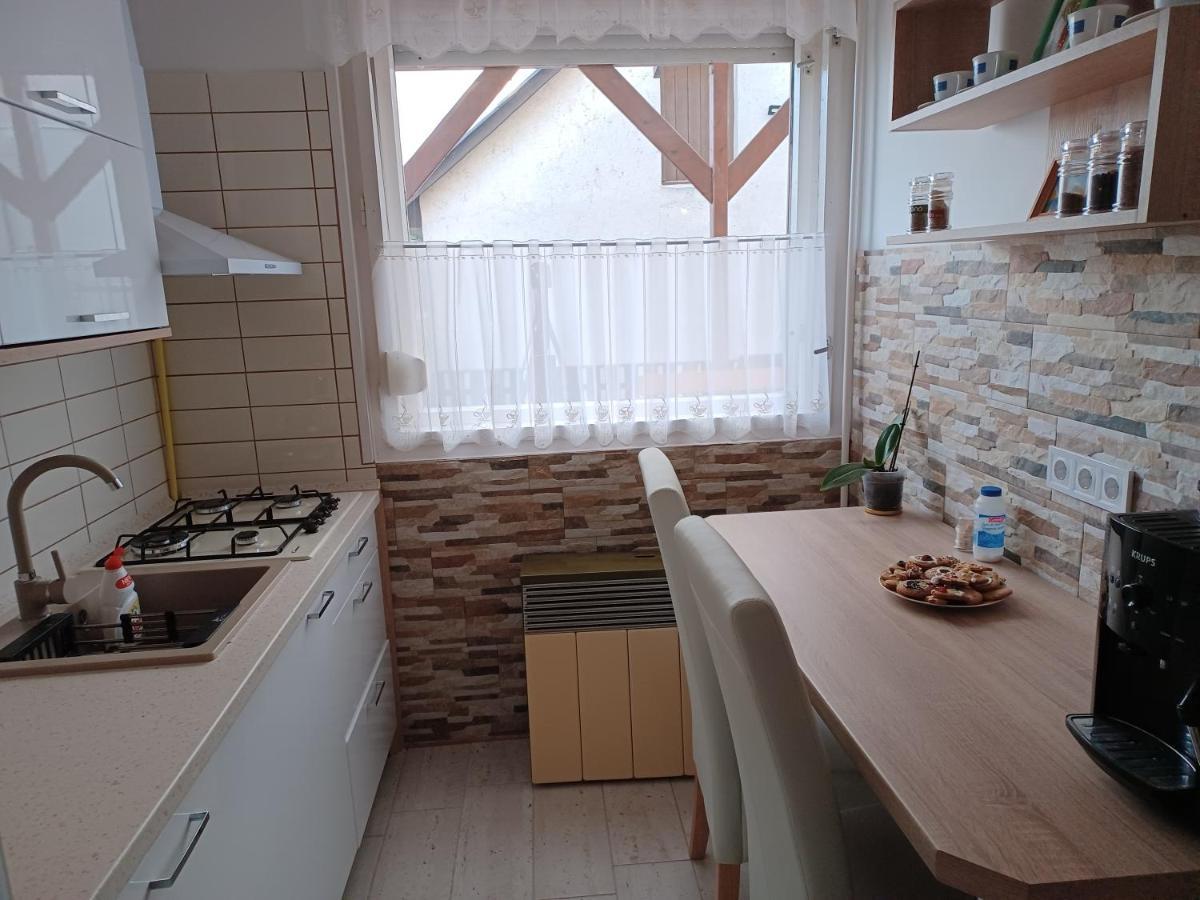 Nati Es Bea Vendeghaz Apartment ไฮจ์ดุสโซบอสโล ภายนอก รูปภาพ
